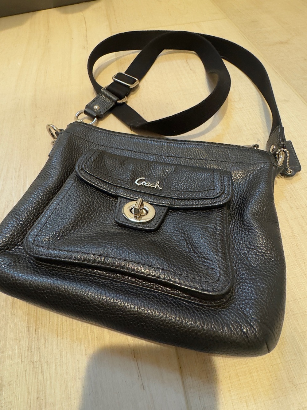 Coach Black Pebbled Leather Crossbody Bag Turnlock Pocket purse 👜